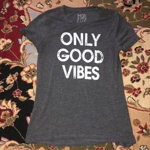 Size medium gray T-shirt “only good vibes”